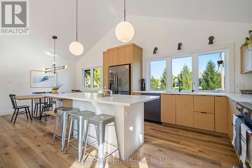 4110 13Th Street, Lincoln (Lincoln-Jordan/Vineland), ON - Indoor Photo Showing Kitchen With Upgraded Kitchen