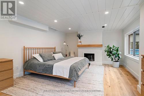 4110 13Th Street, Lincoln (Lincoln-Jordan/Vineland), ON - Indoor Photo Showing Bedroom With Fireplace