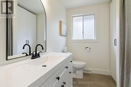 4110 13Th Street, Lincoln (Lincoln-Jordan/Vineland), ON - Indoor Photo Showing Bathroom