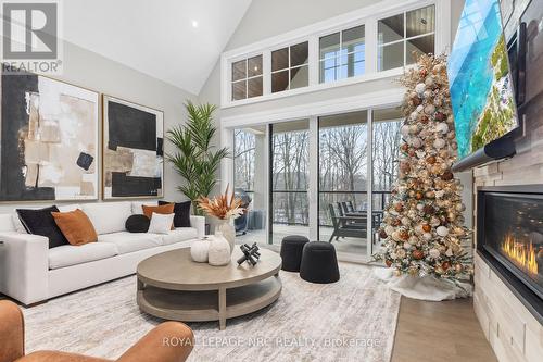 Everyday Elegance - 18 - 190 Canboro Road, Pelham (Fonthill), ON - Indoor Photo Showing Living Room With Fireplace