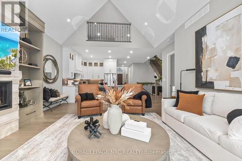 Relax in grand style - 18 - 190 Canboro Road, Pelham (Fonthill), ON - Indoor Photo Showing Living Room