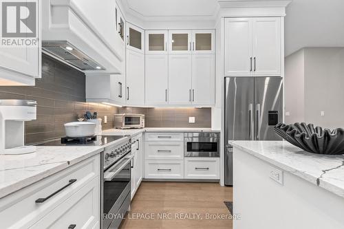 Simply stunning - 18 - 190 Canboro Road, Pelham (Fonthill), ON - Indoor Photo Showing Kitchen With Upgraded Kitchen