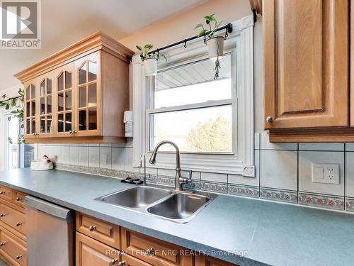 9183 Silver Street, West Lincoln, ON - Indoor Photo Showing Kitchen With Double Sink