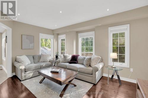 25 Aztec Court, Richmond Hill, ON - Indoor Photo Showing Living Room