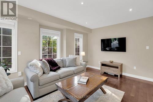 25 Aztec Court, Richmond Hill, ON - Indoor Photo Showing Living Room