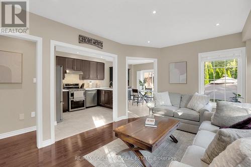 25 Aztec Court, Richmond Hill, ON - Indoor Photo Showing Living Room