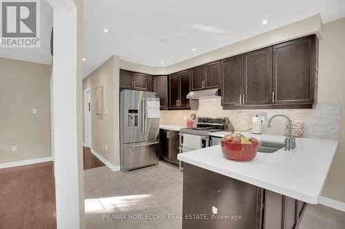 25 Aztec Court, Richmond Hill, ON - Indoor Photo Showing Kitchen