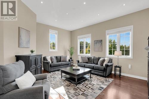 25 Aztec Court, Richmond Hill, ON - Indoor Photo Showing Living Room