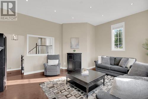 25 Aztec Court, Richmond Hill, ON - Indoor Photo Showing Living Room