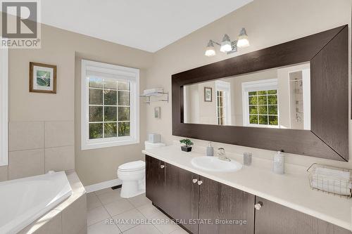 25 Aztec Court, Richmond Hill, ON - Indoor Photo Showing Bathroom
