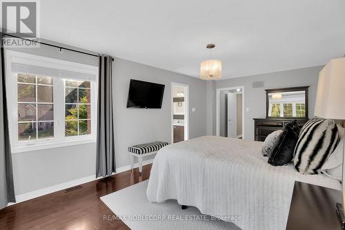 25 Aztec Court, Richmond Hill, ON - Indoor Photo Showing Bedroom