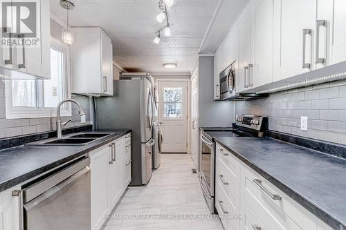 6 Hickory Court, Innisfil, ON - Indoor Photo Showing Kitchen With Stainless Steel Kitchen With Double Sink With Upgraded Kitchen