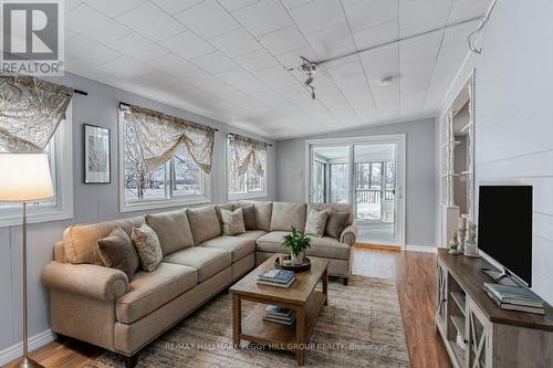 6 Hickory Court, Innisfil, ON - Indoor Photo Showing Living Room