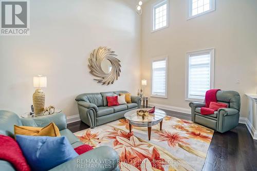 18 Wyndance Way, Uxbridge, ON - Indoor Photo Showing Living Room