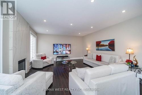 18 Wyndance Way, Uxbridge, ON - Indoor Photo Showing Living Room