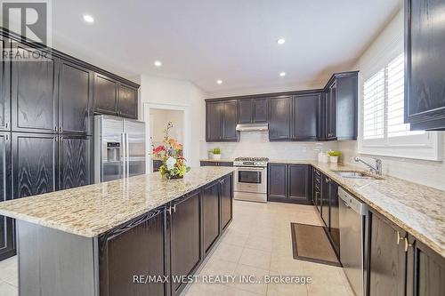 18 Wyndance Way, Uxbridge, ON - Indoor Photo Showing Kitchen With Double Sink With Upgraded Kitchen