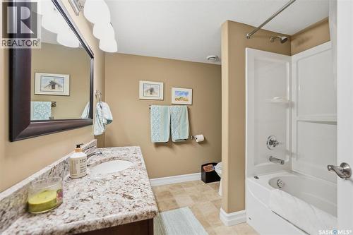 1202 Beechmont View, Saskatoon, SK - Indoor Photo Showing Bathroom