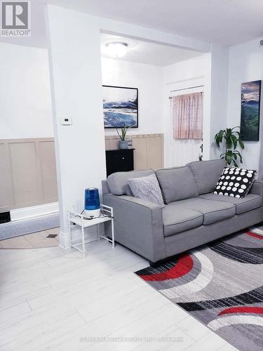 529 Wentworth Street N, Hamilton, ON - Indoor Photo Showing Living Room