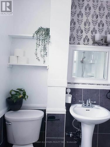 529 Wentworth Street N, Hamilton, ON - Indoor Photo Showing Bathroom