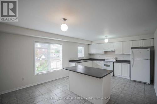 3323 Southwick Street, Mississauga, ON - Indoor Photo Showing Kitchen