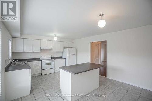 3323 Southwick Street, Mississauga, ON - Indoor Photo Showing Kitchen