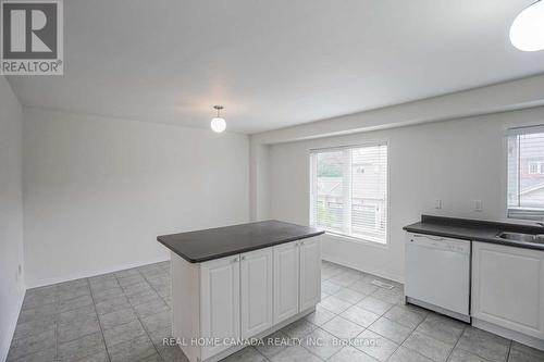 3323 Southwick Street, Mississauga, ON - Indoor Photo Showing Kitchen