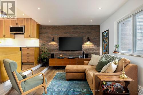 401 - 15 Elizabeth Street N, Mississauga, ON - Indoor Photo Showing Living Room