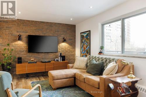 401 - 15 Elizabeth Street N, Mississauga, ON - Indoor Photo Showing Living Room