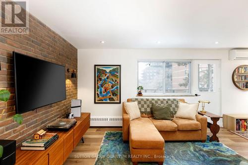 401 - 15 Elizabeth Street N, Mississauga, ON - Indoor Photo Showing Living Room