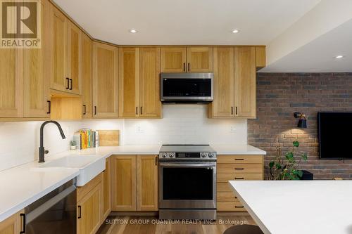 401 - 15 Elizabeth Street N, Mississauga, ON - Indoor Photo Showing Kitchen With Upgraded Kitchen