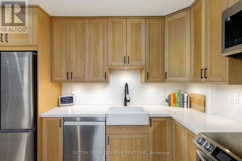 401 - 15 Elizabeth Street N, Mississauga, ON - Indoor Photo Showing Kitchen With Stainless Steel Kitchen With Upgraded Kitchen