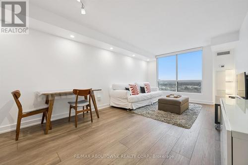 1709 - 101 Subway Crescent, Toronto, ON - Indoor Photo Showing Living Room