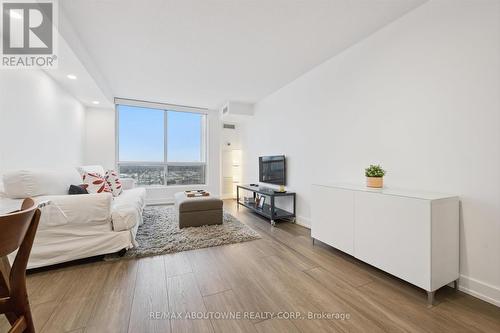 1709 - 101 Subway Crescent, Toronto, ON - Indoor Photo Showing Living Room