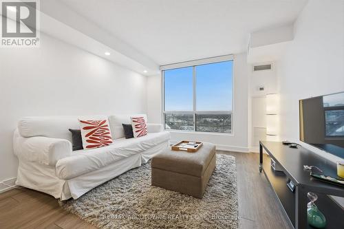 1709 - 101 Subway Crescent, Toronto, ON - Indoor Photo Showing Living Room