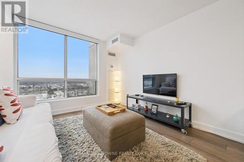 1709 - 101 Subway Crescent, Toronto, ON - Indoor Photo Showing Living Room