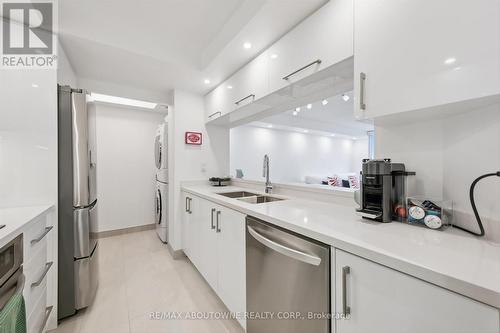 1709 - 101 Subway Crescent, Toronto, ON - Indoor Photo Showing Kitchen With Double Sink With Upgraded Kitchen