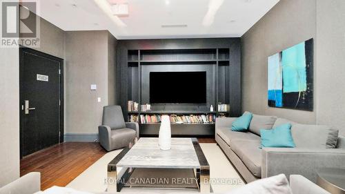 308 - 55 Speers Road, Oakville, ON - Indoor Photo Showing Living Room