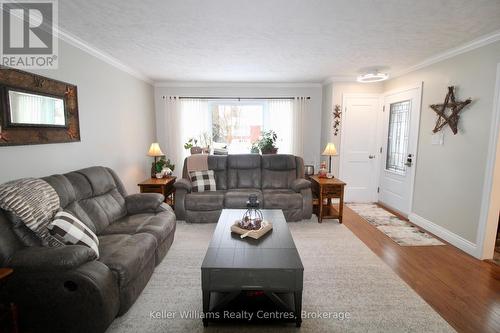 471 4Th Street, Hanover, ON - Indoor Photo Showing Living Room