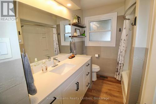 471 4Th Street, Hanover, ON - Indoor Photo Showing Bathroom