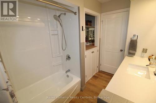 471 4Th Street, Hanover, ON - Indoor Photo Showing Bathroom