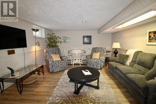 471 4Th Street, Hanover, ON - Indoor Photo Showing Living Room