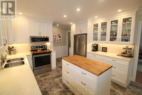 471 4Th Street, Hanover, ON - Indoor Photo Showing Kitchen With Double Sink With Upgraded Kitchen