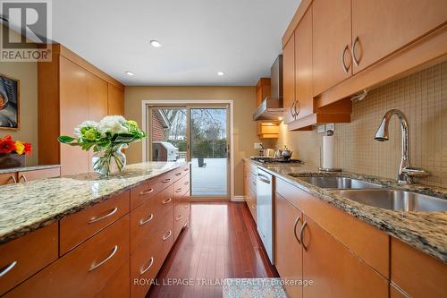1104 The Parkway, London East (East B), ON - Indoor Photo Showing Kitchen With Double Sink With Upgraded Kitchen