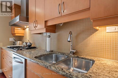 1104 The Parkway, London East (East B), ON - Indoor Photo Showing Kitchen With Double Sink