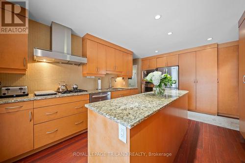 1104 The Parkway, London East (East B), ON - Indoor Photo Showing Kitchen With Upgraded Kitchen
