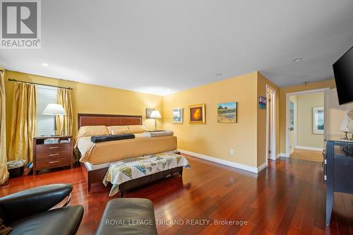1104 The Parkway, London East (East B), ON - Indoor Photo Showing Bedroom