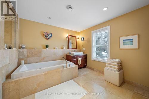 1104 The Parkway, London East (East B), ON - Indoor Photo Showing Bathroom