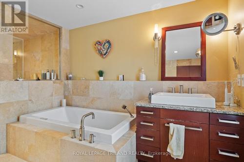 1104 The Parkway, London East (East B), ON - Indoor Photo Showing Bathroom