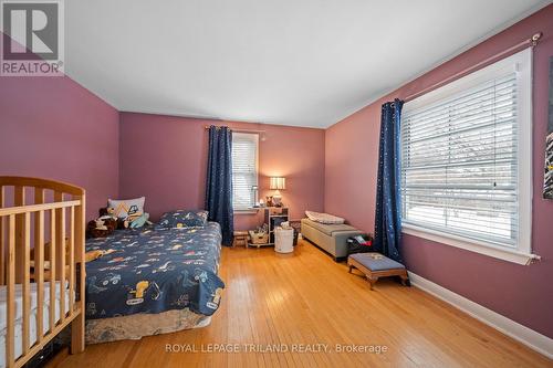 1104 The Parkway, London East (East B), ON - Indoor Photo Showing Bedroom