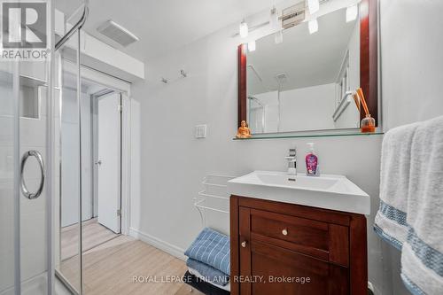 1104 The Parkway, London East (East B), ON - Indoor Photo Showing Bathroom